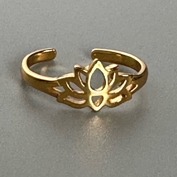 14k Gold Vermeil Lotus Toe Ring - Picture 9 of 10